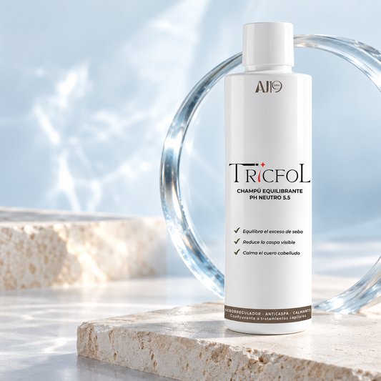 Envase de Tricfol Equilibrante con sus beneficios visibles, junto a un aro de cristal y reflejos azul suave.